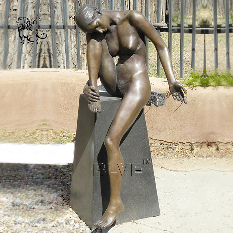 2021 Modern Art Metal Life Size Bronze Sexy Short Hair Naked Girl Sitting Copper Sculpture